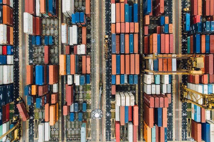 Bene l'export malgrado i dazi: l'Ue prova a liberarsi della Cina