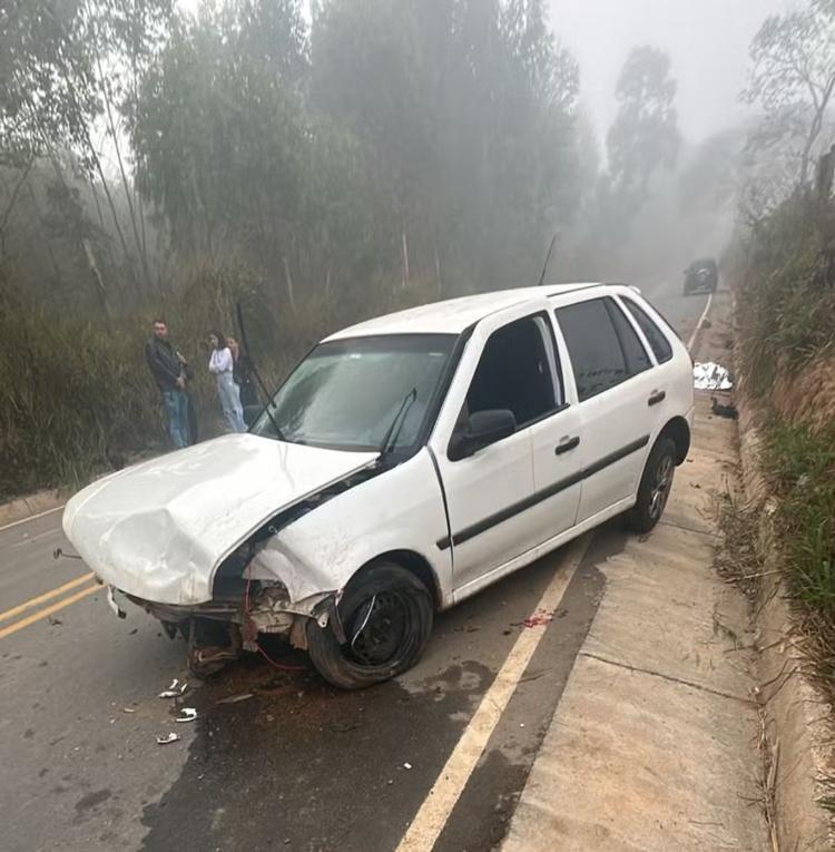 Jovem morre e outro fica ferido após carro capotar na zona rural de Divinópolis