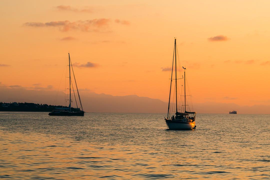 Quando il sole scende sul mare, la luce cambia e tutto rallenta 🧡 #visitcefalu