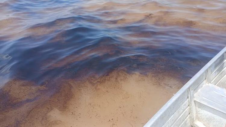 Óleo vaza de embarcação no Rio Amazonas e forma mancha em frente a Itacoatiara