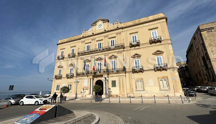 Taranto, dieci consiglieri contro Bitetti: “Dimettiti”