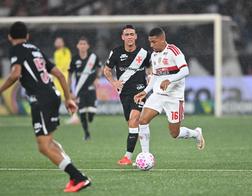 Flamengo goleia o Vasco e abre três pontos de vantagem para o Palmeiras