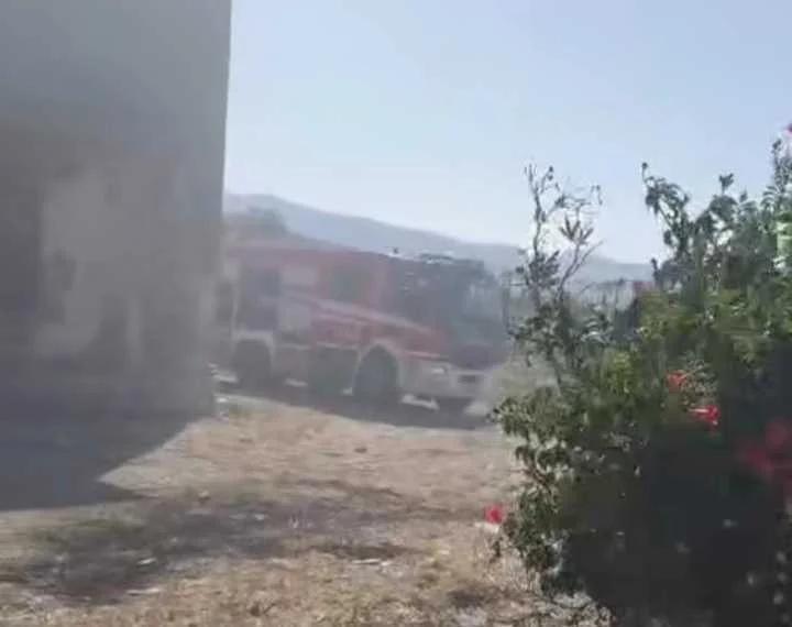 Incendio in un casolare a Eboli lungo la statale 18: tre giovani intossicati