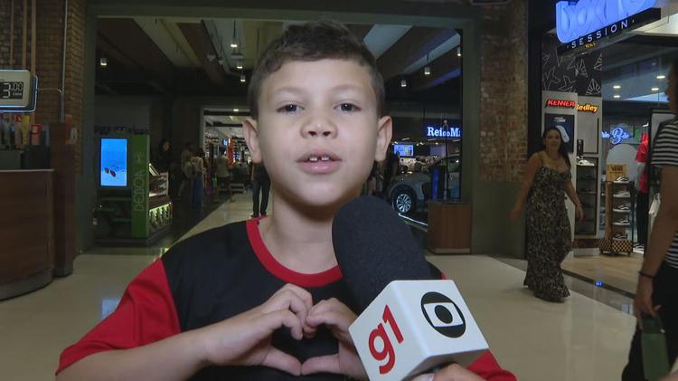 'Seja muito feliz no céu': menino de 8 anos aborda repórter e manda recado ao pai que não conheceu