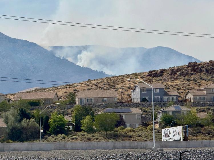 Incêndio provocado por ação humana deixa 6 feridos e ameaça 90 mil em Nevada