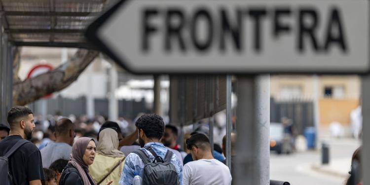 Ceuta, oltre 3mila uomini contro l’ondata migratoria: schierati duemila militari