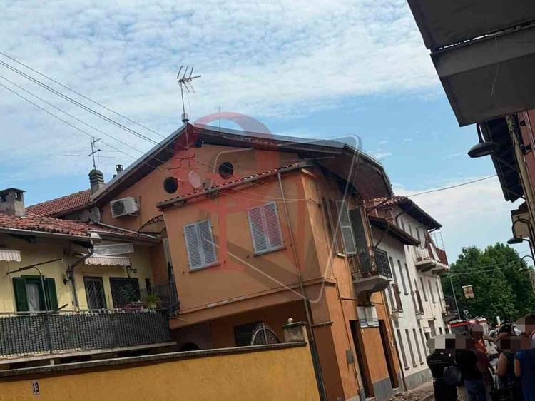 caselle tetto cede in via leini