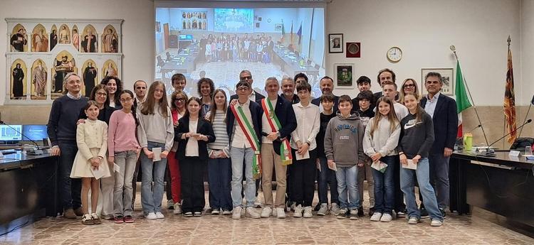 🎉 Nasce a Piazzola sul Brenta il primo Consiglio Comunale delle Ragazze e dei Ragazzi 🎉 👏 Ieri sera è stato presentat...
