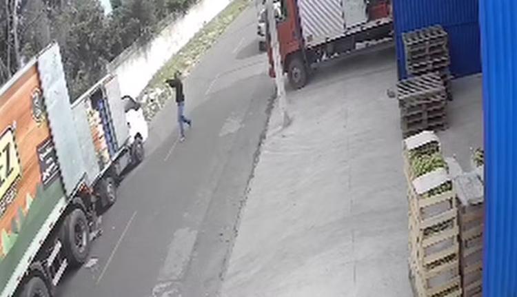 Trio armado rouba funcionários de estabelecimento comercial em Campos