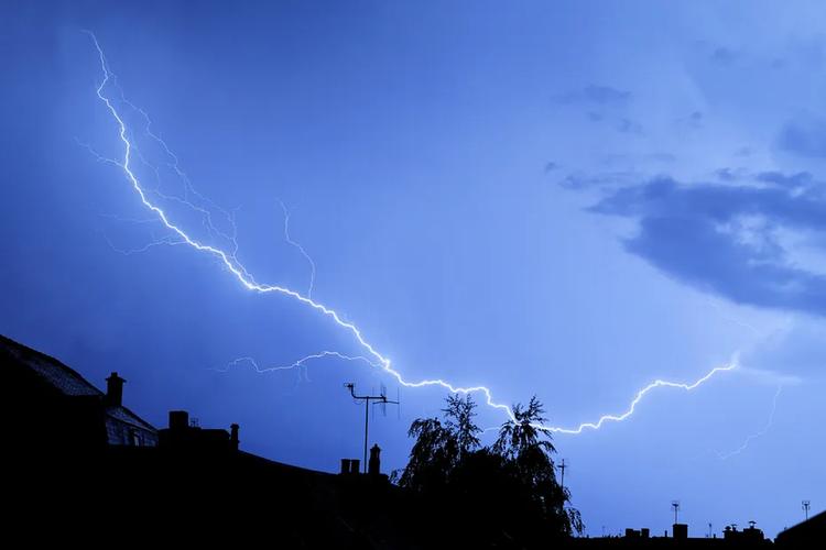Météo : en plus de la canicule, une alerte aux orages est également déclenchée dans ce département