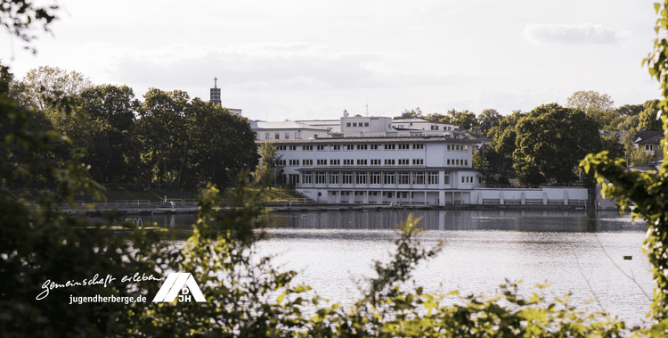  Hausansicht der Jugendherberge Darmstadt und des Woogs