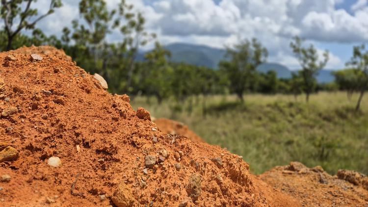 Argilas brilhantes e rochas antigas: como é a área onde pesquisadores estudam terras raras em Roraima