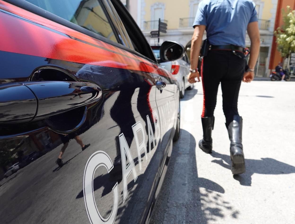 Parete, si finge carabiniere e tenta di truffare anziana: malvivente in fuga