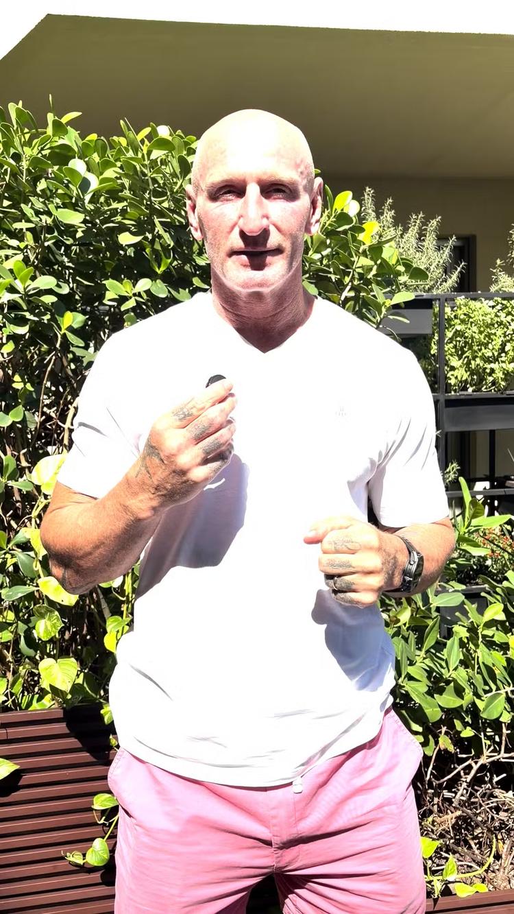 'Escalo montanhas, corro maratonas e participo de provas de Ironman', diz ex-jogador de rugby e ativista Gareth Thomas que vive com o HIV