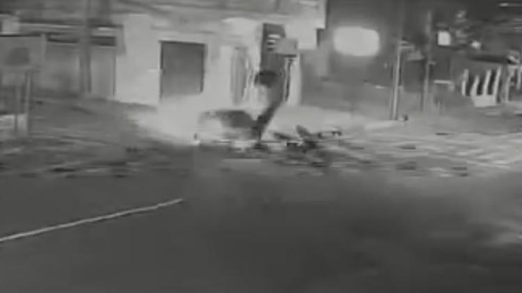 VÍDEO: Entregador de pizza é atingido por carro e motorista foge sem prestar socorro; motoboy fica em coma