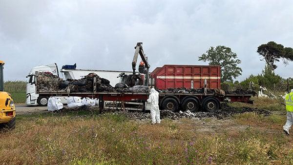 Emergenza rifiuti a Pontecagnano: al via la rimozione del rimorchio dei veleni sul litorale