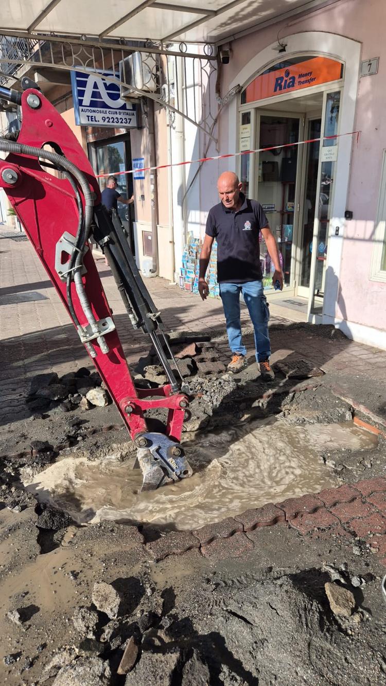 Interruzione idrica nel centro cittadino e nel quartieri San Giovanni e Tono per la rottura di una tubazione