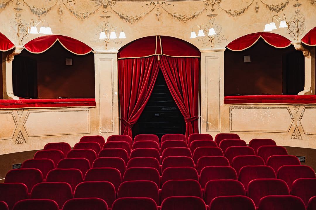 La platea del Teatro Cicero ha accolto storie, voci ed emozioni. E continua a farlo, spettacolo dopo spettacolo.✨ #visit...
