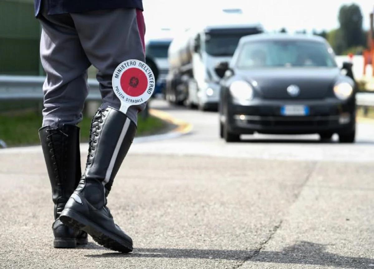 Disavventura sull’A2: dimenticano la figlia di 10 anni in autogrill, salvata dalla Polizia