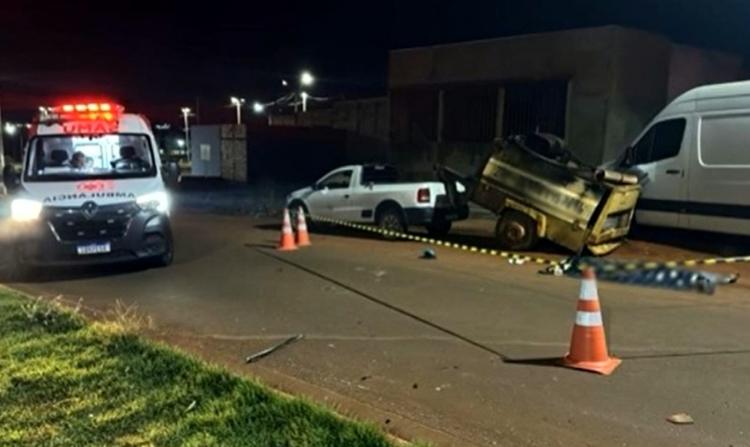 Adolescente morre e&nbsp;outra&nbsp;fica ferida após carro bater em dois veículos estacionados, em Goiás