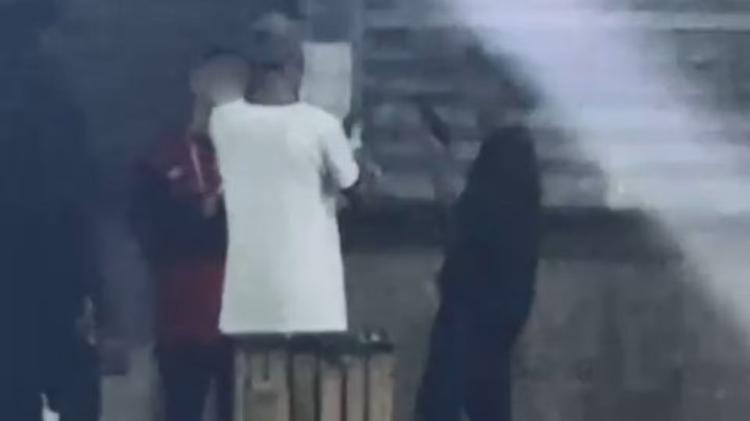 VÍDEO: jovens são filmados com arma perto de viatura em terminal de Cariacica