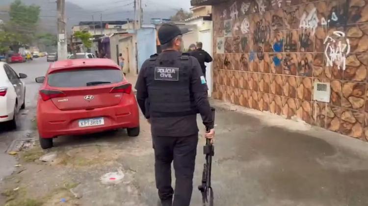 Policial é baleado em operação contra organização criminosa especializada em roubo e clonagem de veículos