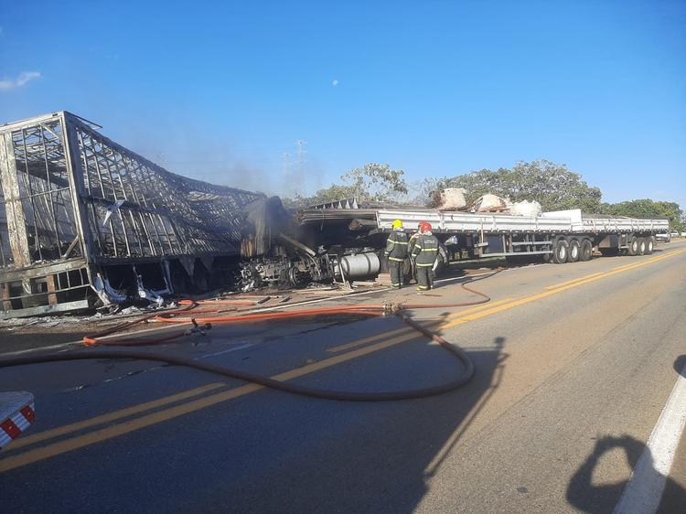 Caminhoneiros escapam de incêndio após batida entre carretas na BR-040, em Paracatu