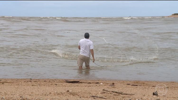 Quase 11 anos depois do rompimento da barragem de Mariana, pescadores retomam atividades na foz do Rio Doce
