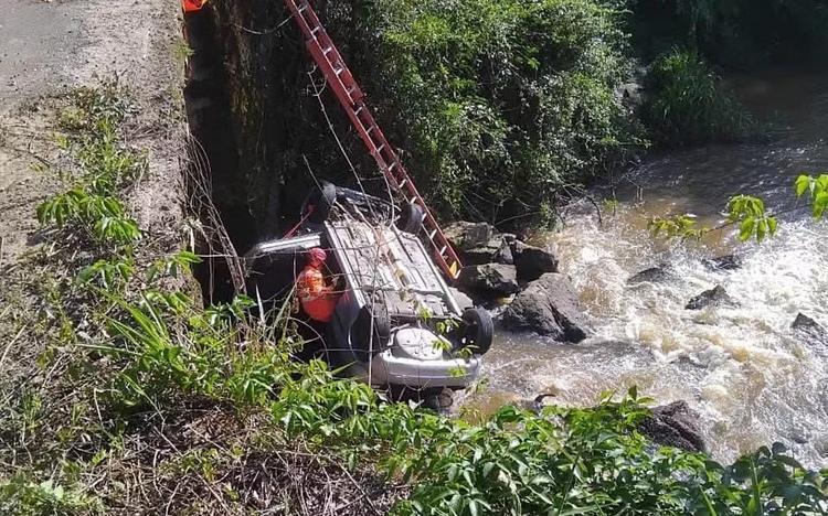 Homem morre e outro fica ferido após carro cair de ponte em Borda da Mata, MG
