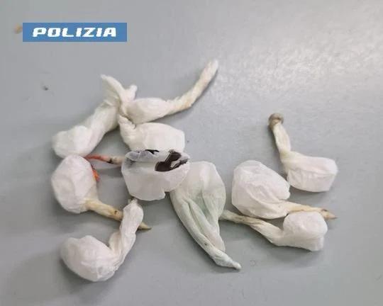 Controlli a Salerno: fermato in auto con cocaina nel tettuccio e senza patente, scatta l’arresto