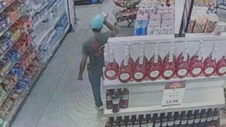 Homem bebe vinho sem pagar, agride funcionários, diz ser dono do mercado e acaba preso em MG