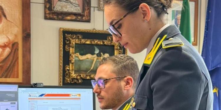 Piacenza, evade 140mila euro guadagnati su OnlyFans. Influencer da milioni di click beccata dalla Finanza