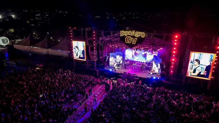 Zezé Di Camargo arrasta multidões em três shows e reúne mais de 100 mil pessoas em Curvelo (MG)