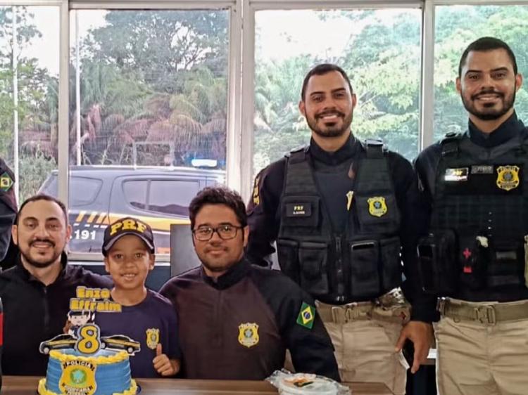 Menino que celebrou aniversário com a PRF e sonhava em ser policial morre de câncer no Acre
