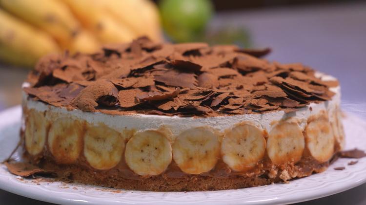 Crocante e com texturas equilibradas: aprenda a preparar torta de banana