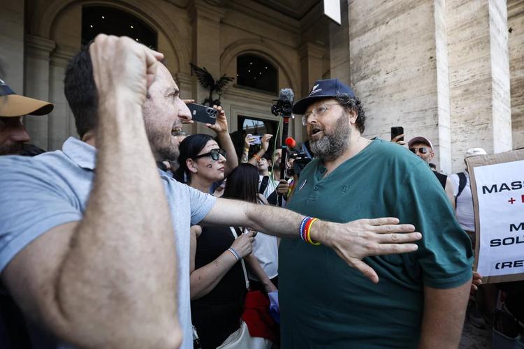 Evasione fiscale e truffa con la "scommessa collettiva": arrestato Mario Adinolfi