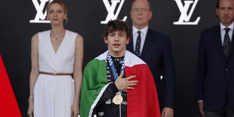 Inarrestabile Antonelli: a Montecarlo scrive la storia. Trionfo davanti alla Ferrari di Hamilton. Leclerc sbatte