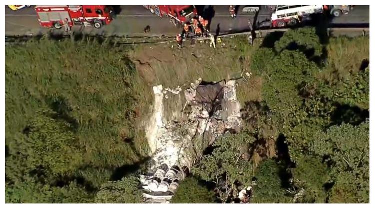 Caminhão cai e tomba em ribanceira na Rodovia dos Bandeirantes em SP; uma pessoa morreu