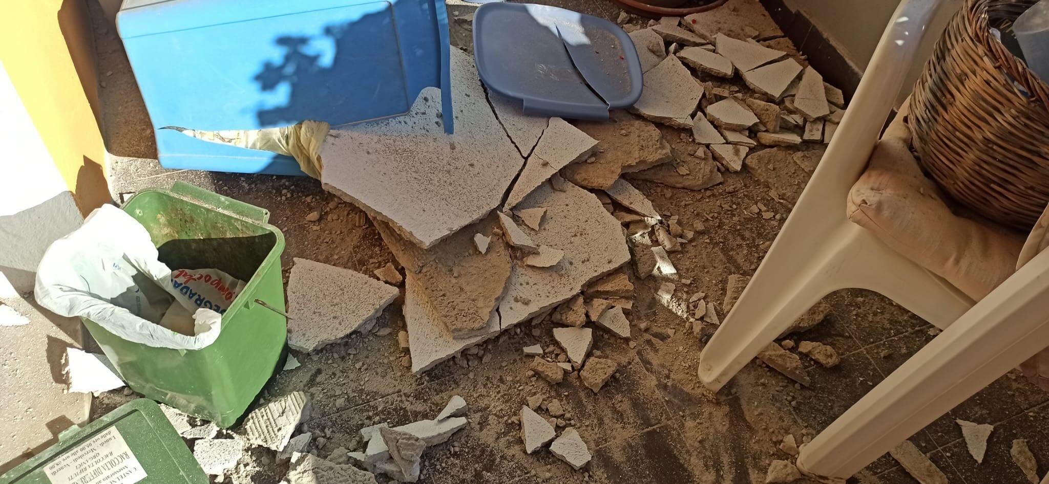 Paura a Vallo Scalo: calcinacci cadono in strada da un balcone