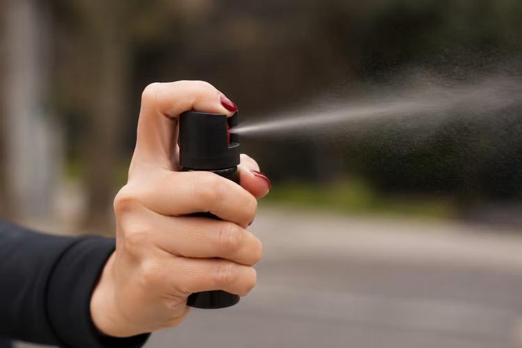 Procura por spray de pimenta aumenta entre mulheres antes mesmo de regulamentação da venda