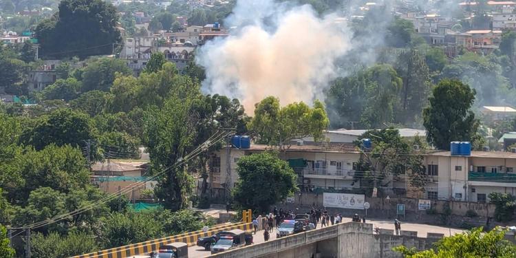 Alta tensione tra Kabul e Islamabad: "Decine di vittime nei raid pachistani"