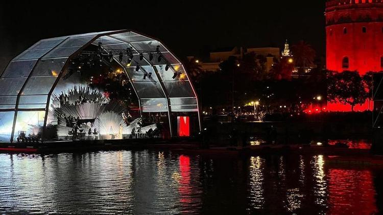 Rosalía conquista el Guadalquivir desde un escenario flotante en la gran noche de Netflix en Sevilla