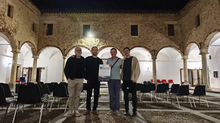 Si è aperta con la proiezione del documentario "The Wonder - Il giorno in cui ho perduto me stessa" di Alessandro Seidit...