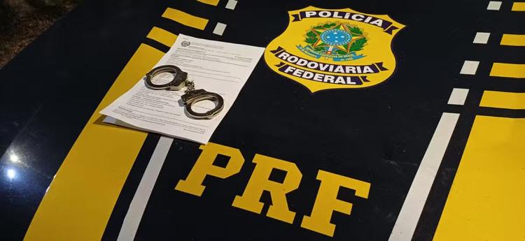 PRF prende caminhoneiro com mandado por importunação sexual na Via Dutra, em Piraí