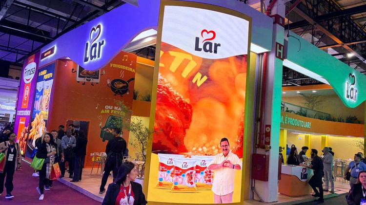 Estande da Cooperativa Lar com painÃ©is em LED e produtos da marca