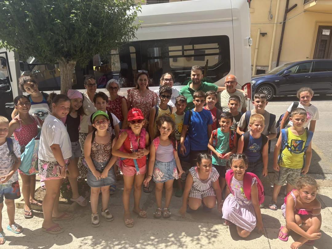 È partito oggi il corso di nuoto presso la piscina di Villa Giatra.  I nostri 24 bambini seguiranno 10 lezioni con l’ist...