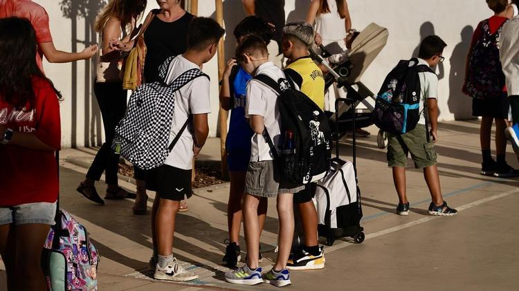 "Se marean en clase": la falta de inversión y de voluntad política asfixian de calor al alumnado en las aulas