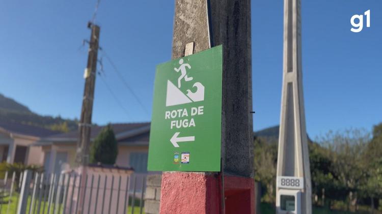 Cidade atingida por enchente no RS instala sinalização com rotas de fuga, pontos de encontro e locais perigosos