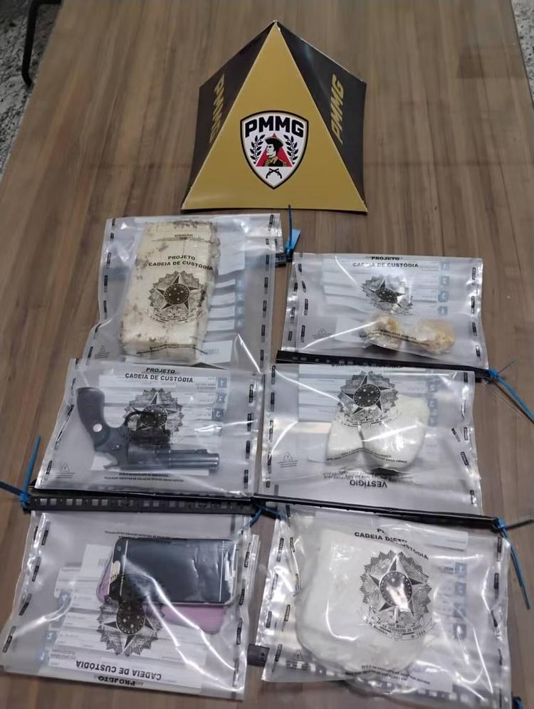 Drogas e arma são encontradas em roupas e fraldas na bagagem de mãe que seguia com bebê em táxi em MG