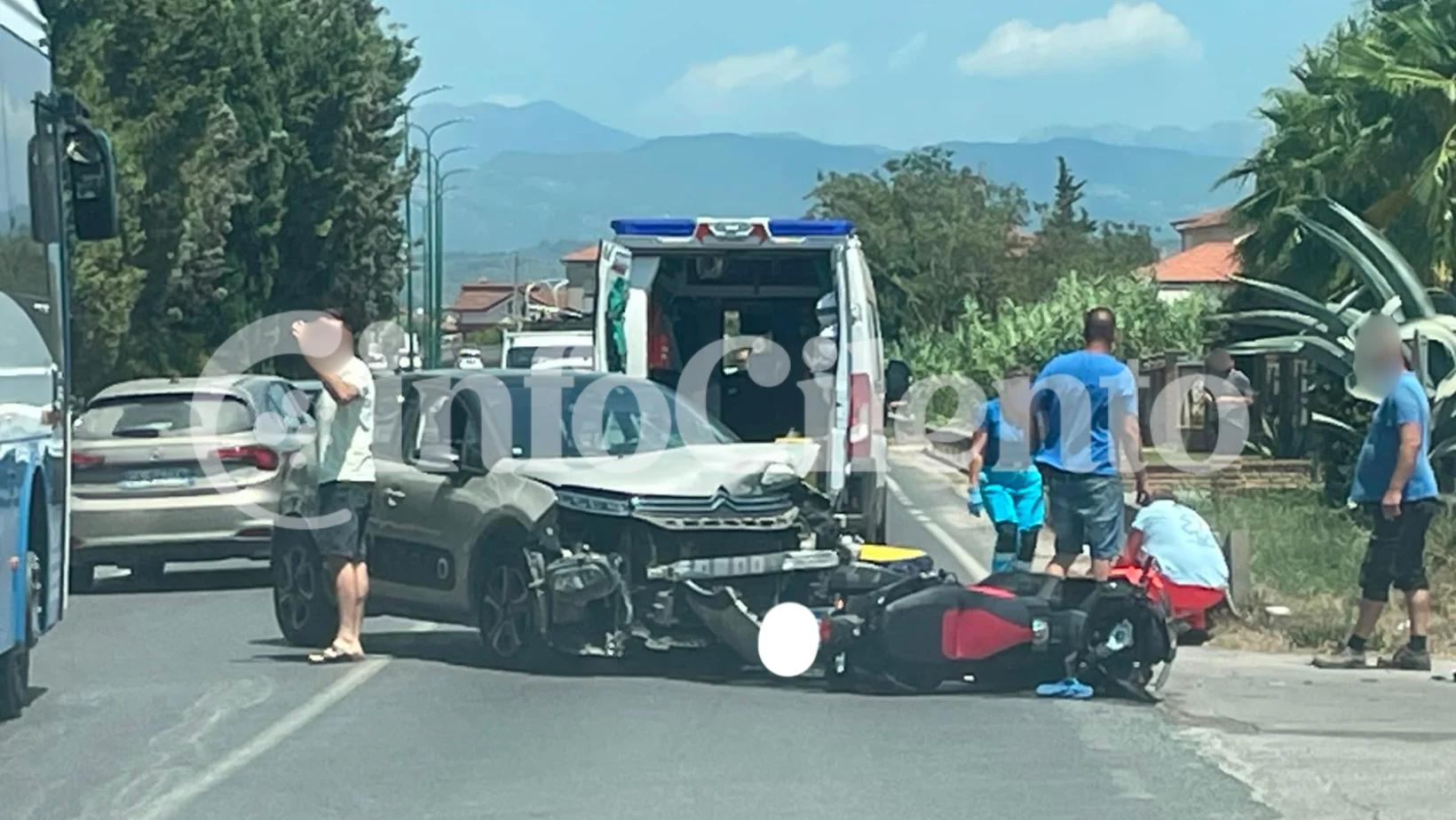 Scontro tra auto e moto al bivio di Acquavella: ferito un giovane